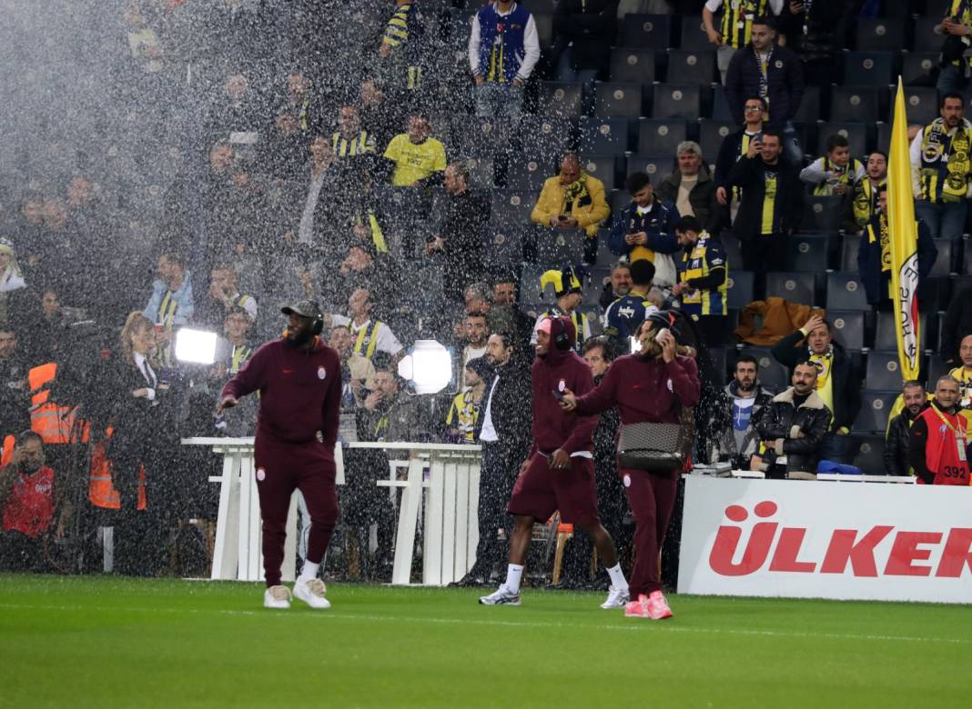 Galatasaraylı futbolcular Kadıköy'de sahaya çıkar çıkmaz büyük şok yaşadı. Her şey bir anda oldu 6